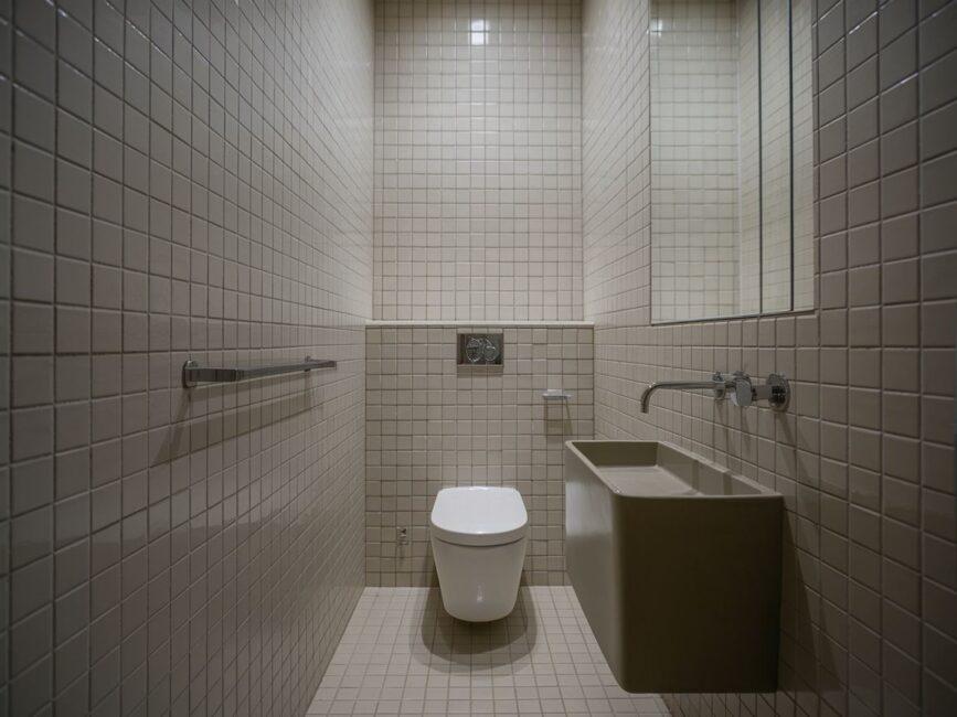Płytki ceramiczne w małej łazience na wysokości umywalki