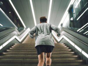 Trening wydolnościowy wspinanie po schodach